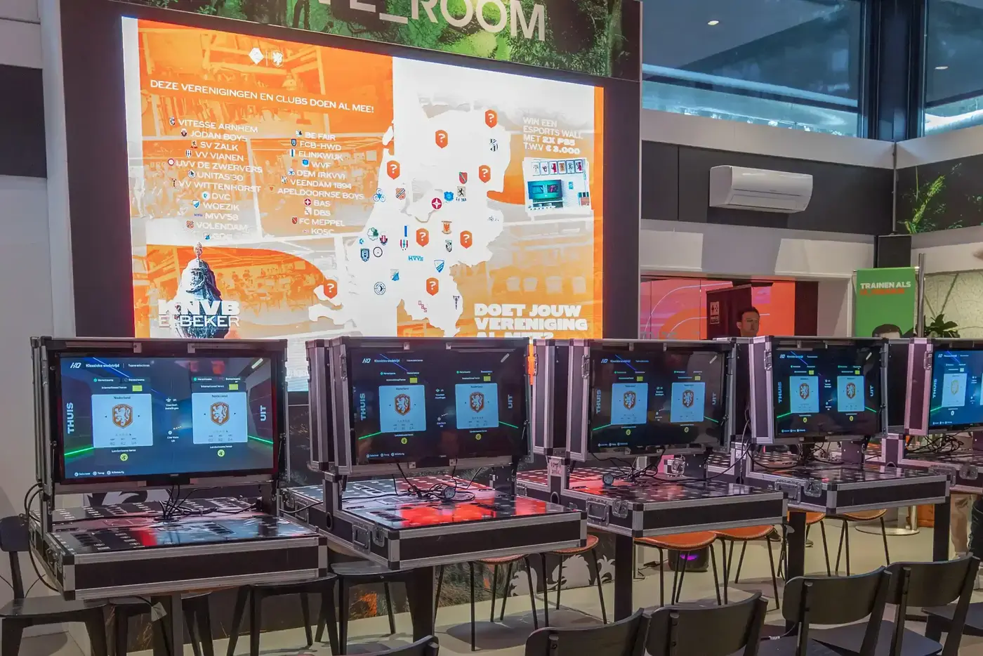 Professionele FIFA-gamestations met schermen in flightcases en KNVB eBeker toernooibord op groot scherm