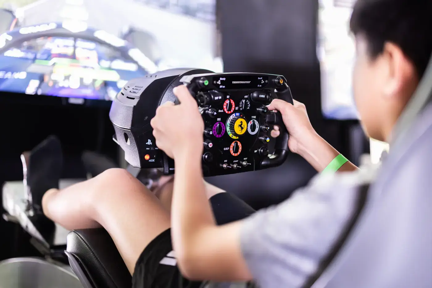 Close-up van Fanatec F1 stuur met verlichte knoppen