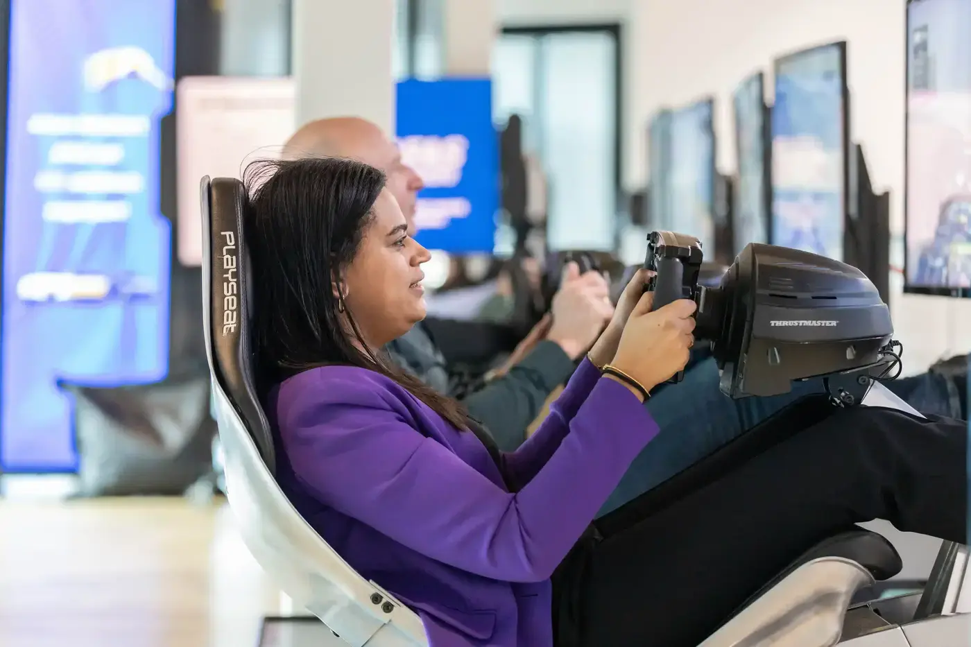 Deelnemer racet geconcentreerd in een F1 simulator