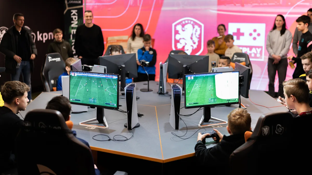 Vier spelers strijden om de winst in de professionele esports room met KNVB en WePlay United branding op groot scherm