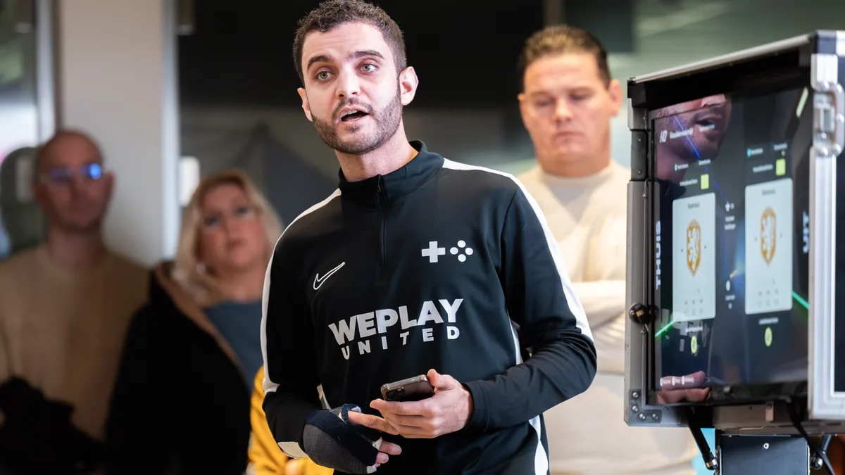 WePlay United eventmanager begeleidt deelnemers bij de professionele PS5-gamestations in flightcases